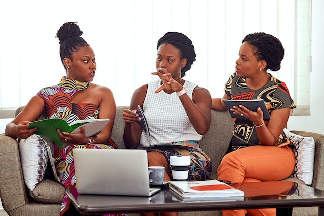 Les femmes discutent de différentes idées de marketing local pour stimuler leurs entreprises locales. 
