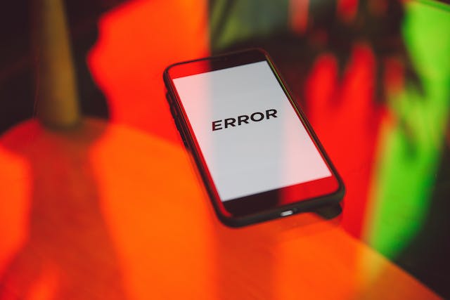  Un smartphone sobre una mesa con la palabra "ERROR" en la pantalla.