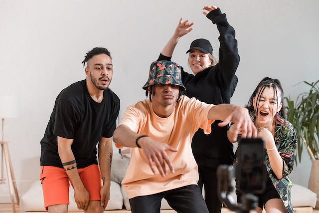 Quatre amis s'amusent en filmant un défi de danse en groupe.