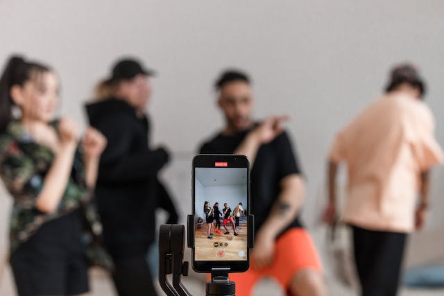 Un grup de prieteni care filmează un videoclip cu o provocare de dans pentru social media.