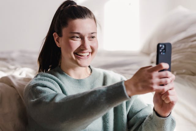 Une influenceuse interagit avec ses followers après avoir réactivé son compte après un certain temps. 