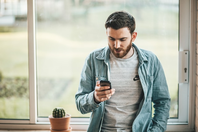 Um micro-influenciador está ocupado a descarregar os dados antes de eliminar a sua conta.