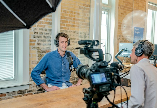 un homme avec des écouteurs parle à un homme avec un microphone