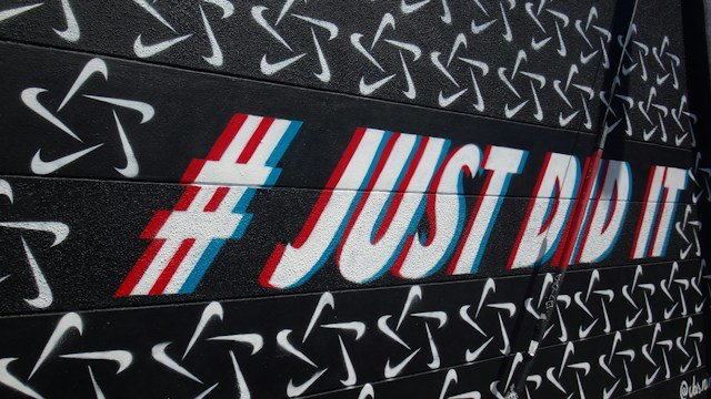 O pictură murală cu hashtag-ul #JustDidIt.