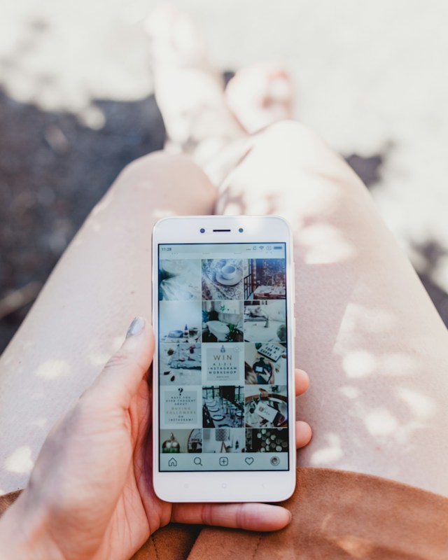 لقطة مقرّبة لامرأة تنظر إلى موجزها Instagram . 