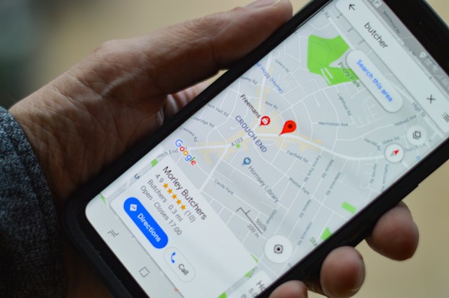 Google 지도에서 새 위치를 표시하는 휴대폰을 들고 있는 사람에 대한 평가가 상당히 높습니다.