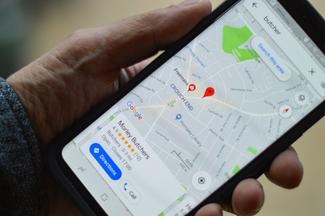 henry-perks-BJXAxQ1L7dI-unsplash | Path Social Qualcuno ha in mano un telefono che visualizza una nuova posizione su Google Maps con recensioni piuttosto alte.