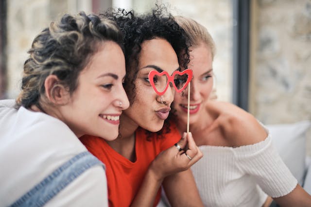 eine Gruppe von Frauen, die für ein Foto posieren