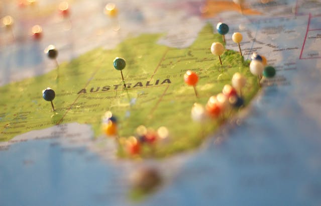 pexels-catarina-sousa-68704 | Path Social Spilli multicolori incollati su una mappa dell'Australia.