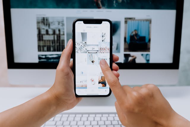 Una persona che esplora un feed di Instagram davanti a un computer.
