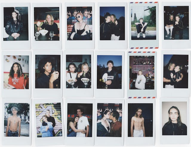 Tre file di candide Polaroid di adolescenti.