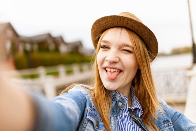 O fată își face un selfie pe care îl poate folosi pentru a-l posta mai târziu. 