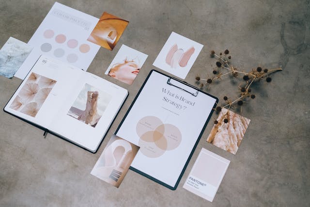 Un moodboard di branding completo di palette di colori e foto per l'ispirazione estetica.