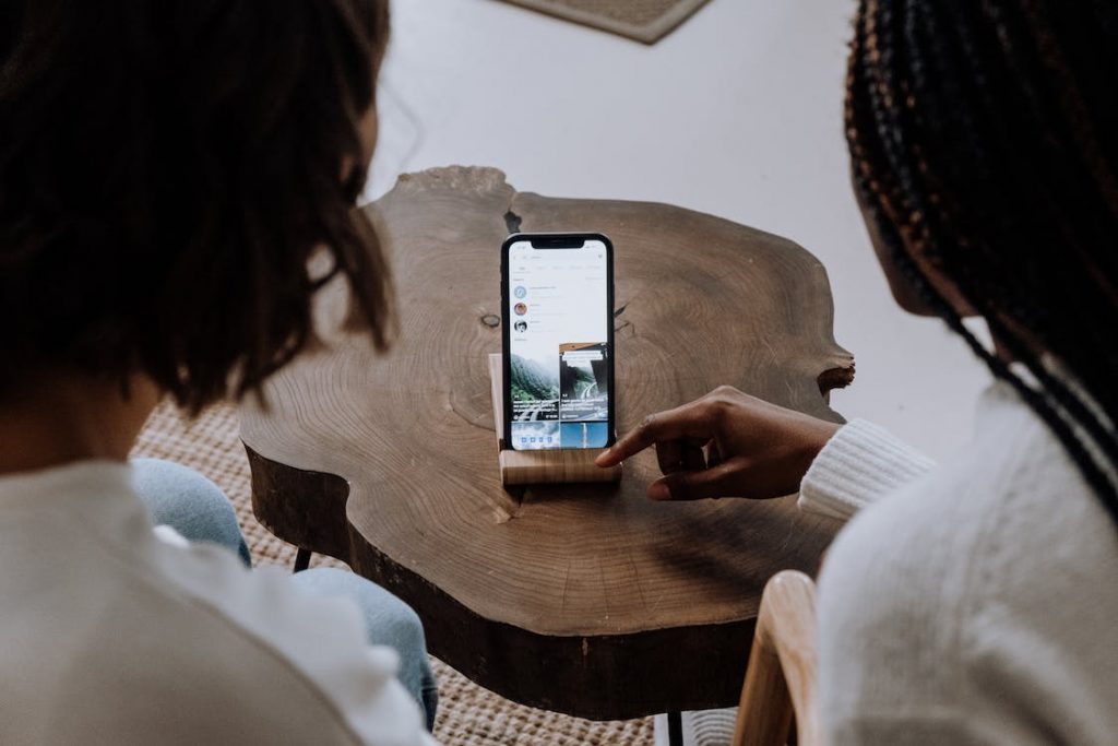 Deux filles à la recherche de Instagram.