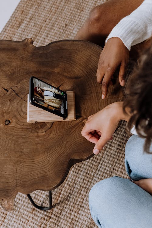 Un couple regarde des bobines sur Instagram. 