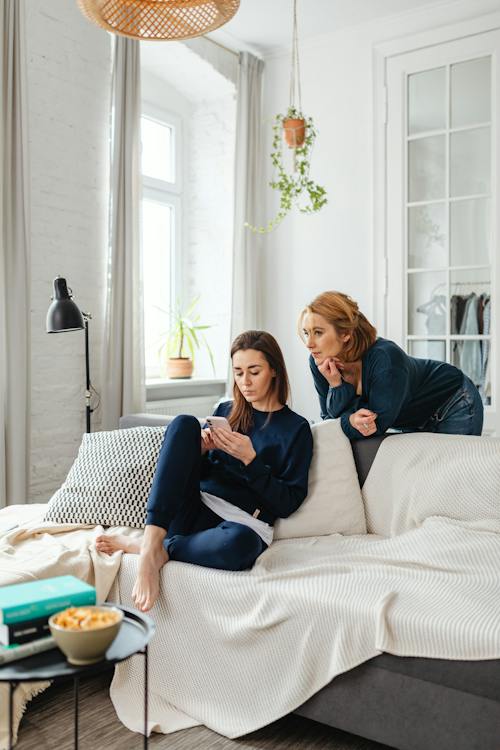 Deux filles discutent de la manière de gagner des adeptes sur Instagram.