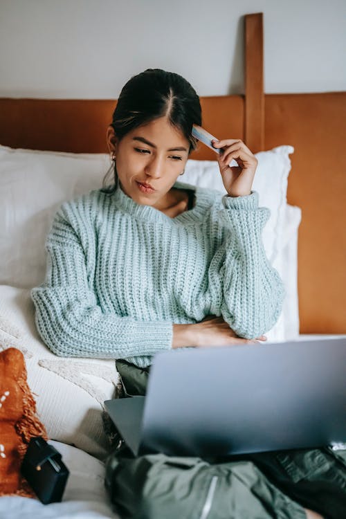 La jeune fille recherche un produit sur Instagram.