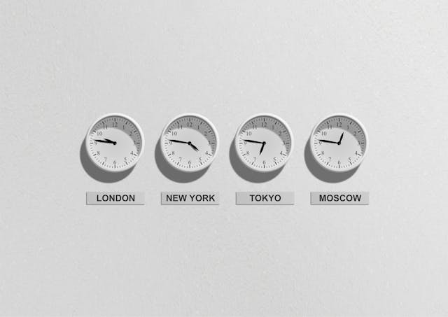 Vier Uhren an der Wand zeigen die Zeit für verschiedene Städte weltweit an.