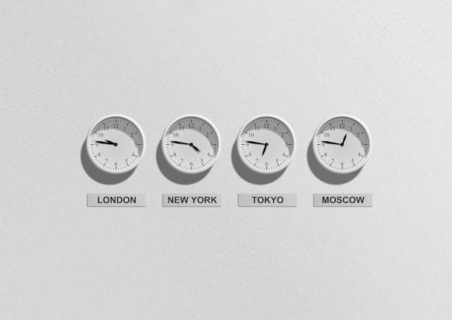 Quattro orologi a parete che indicano l'ora di diverse città del mondo.