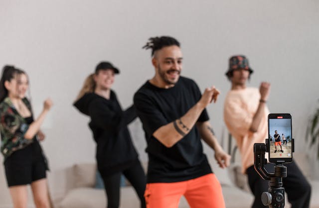  Um grupo de amigos a filmar um desafio de dança.