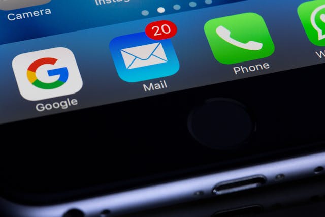 O ícone da aplicação Mail num iPhone com 20 notificações.