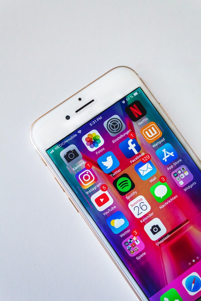 Un écran d'accueil d'iPhone avec de nombreuses applications avec notifications, y compris Instagram.