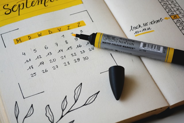 O pagină de calendar scrisă de mână pe un planificator.
