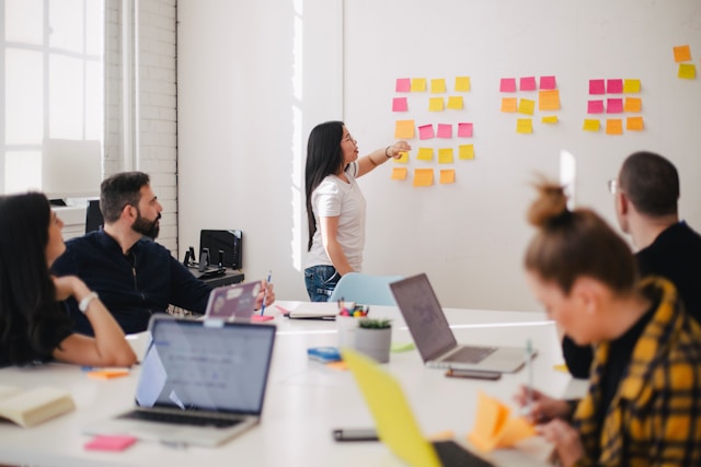 Ein Social-Media-Team in einem Büro beim Brainstorming, wie eine kreative Strategie für eine Marke aussehen könnte.