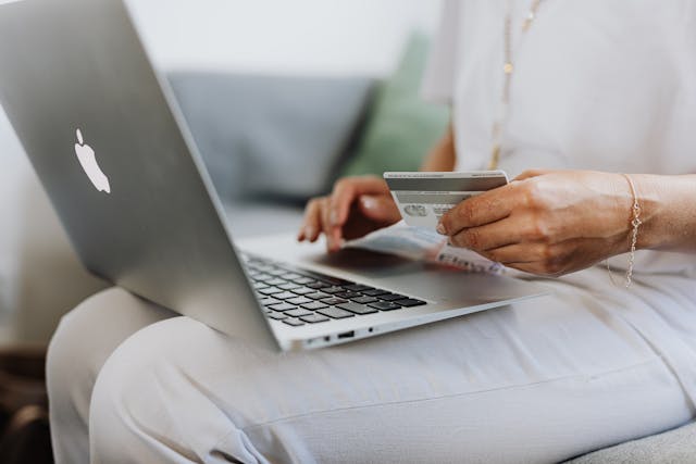 Iemand kopieert zijn creditcardgegevens van de kaart naar zijn laptop.