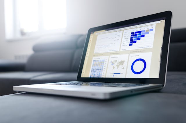 Ein Laptop, auf dem umfangreiche Instagram Analyse-Tabellen und -Grafiken angezeigt werden.