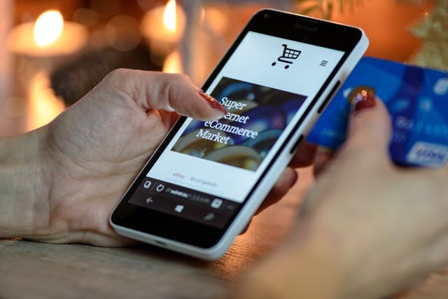 Iemand scrollt door een e-commercewinkel op zijn smartphone.