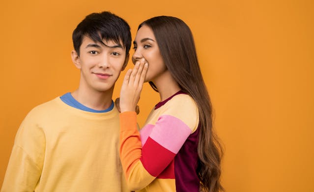 pexels-sound-on-3760575 | Path Social Een vrouw fluistert iets tegen een man.