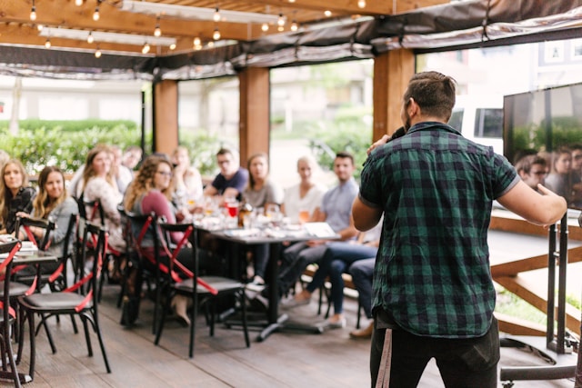 Un hombre organizando un pequeño evento para influencers.