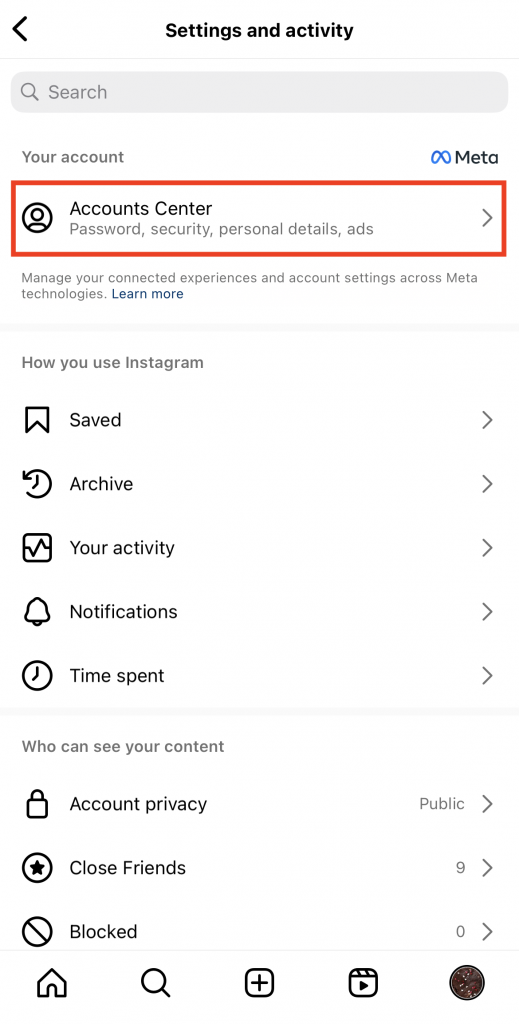 Path SocialSchermafbeelding van de pagina met accountinstellingen op Instagram met een rood vak dat "Accountscentrum" markeert.