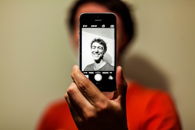 Ein Mann macht ein schwarz-weißes Selfie auf Instagram.