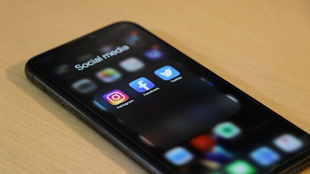 Ein Telefonbildschirm, auf dem die Apps Instagram und Facebook nebeneinander angezeigt werden.