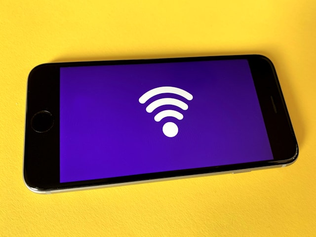 Un smartphone cu simbolul Wi-Fi afișat pe ecran.