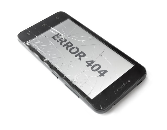 Um smartphone avariado com as palavras "ERROR 404" no ecrã.