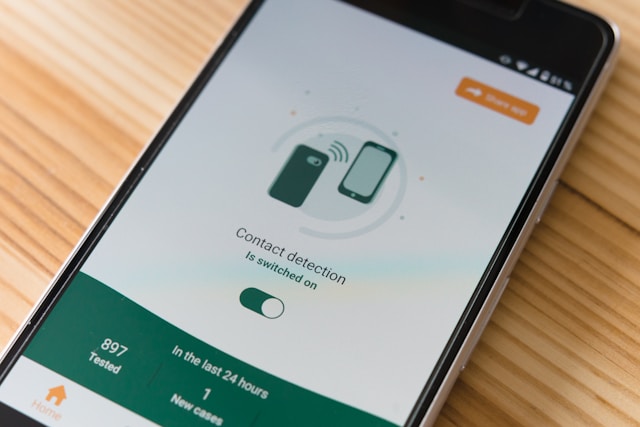 markus-winkler-A0iDWXTrQEY-unsplash | Path Social Close-up van een telefoonscherm met een beveiligingsfunctie.d aan."