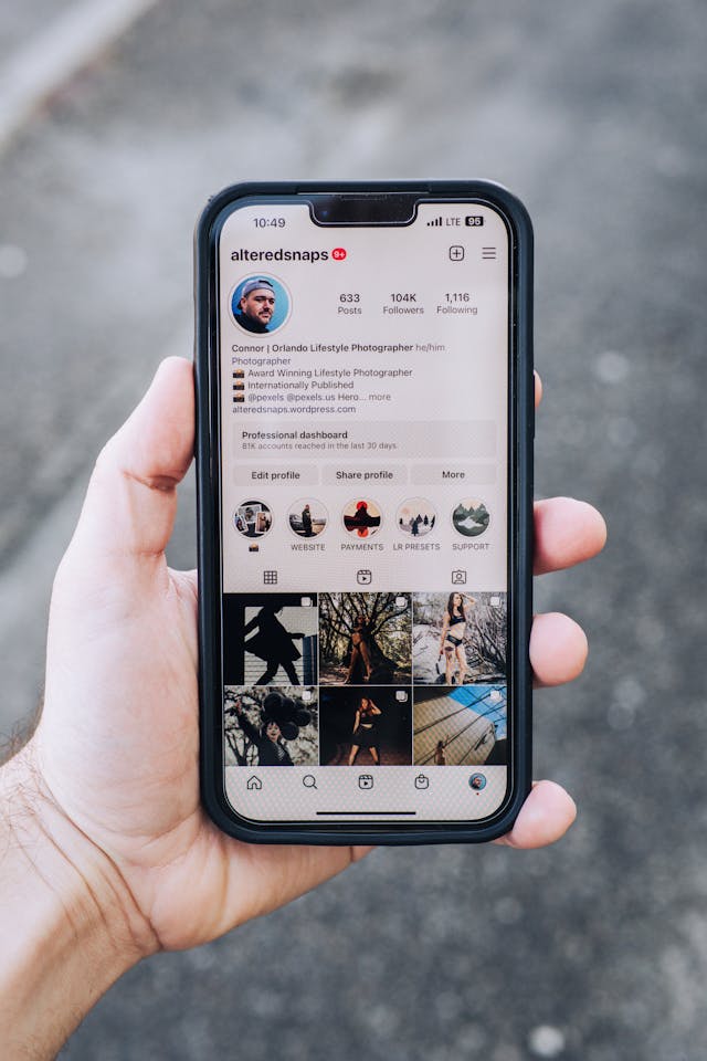 pexels-alteredsnaps-15226552 | Path Social Close-up van telefoonscherm met Instagram app.