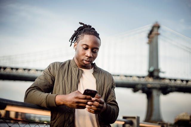 Un homme qui fait défiler son téléphone.