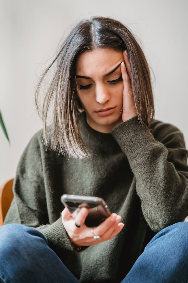 pexels-liza-summer-6383268 | Path Social Una donna sconvolta con la mano sul viso che guarda il suo smartphone.