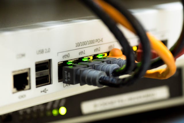 Un router Wi-Fi cu o mulțime de cabluri conectate la el.