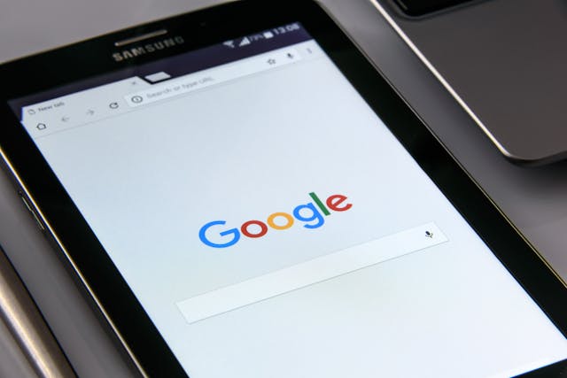 Google 검색 페이지를 표시하는 삼성 태블릿.