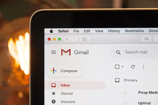 Die Ecke eines Laptop-Bildschirms zeigt das Gmail-Symbol und einige Schaltflächen auf der E-Mail-Oberfläche.
