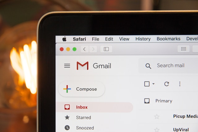 La esquina de la pantalla de un portátil muestra el icono de Gmail y algunos botones de la interfaz de correo electrónico.