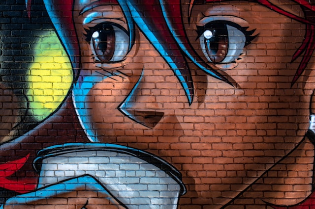 Un murale colorato di una ragazza animata che sorseggia un drink.