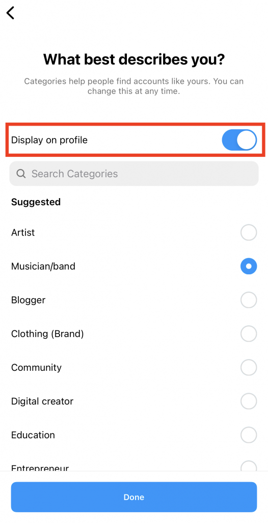 Path SocialCapture d'écran de la page où Instagram demande aux professionnels leur catégorie spécifique avec une case rouge soulignant "Afficher sur le profil".