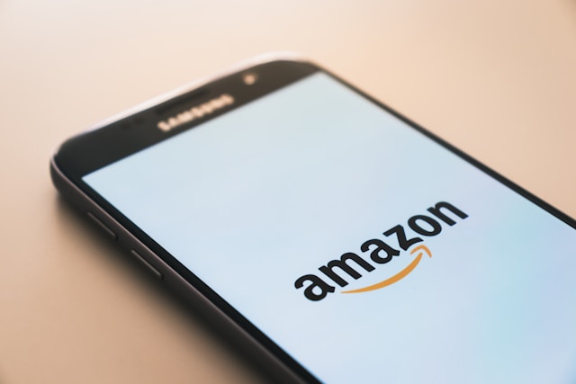 Un smartphone Samsung affichant le logo Amazon sur l&#039;écran.