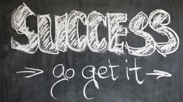 黒板に "Success, go get it "と書かれている。
